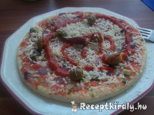 Sonkás zöldséges szalámis pizza