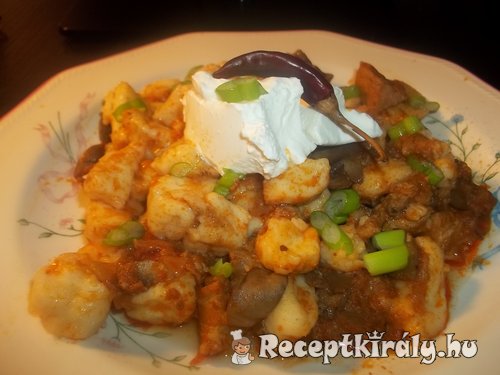 Gnocchi gombapörkölttel tejfölösen