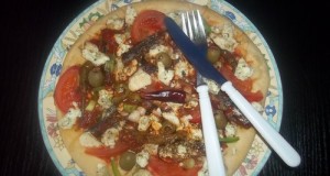 Pizza paradicsomos szardíniával és gomolyával
