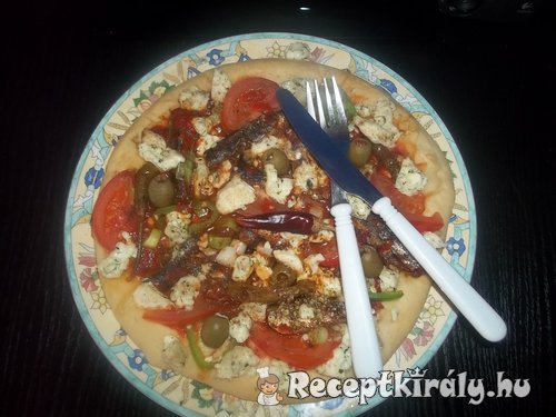 Pizza paradicsomos szardíniával és gomolyával