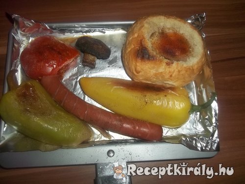 Tojás zsemlében grillezett virslivel