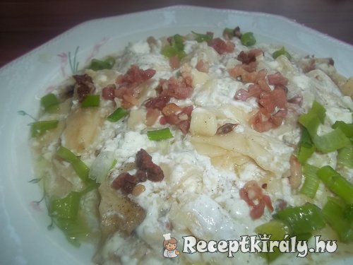 Túrós csusza tejföllel baconnel
