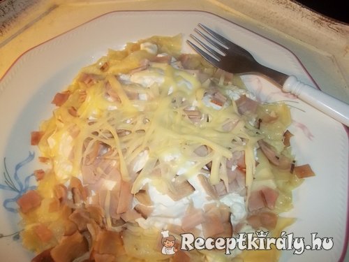 Túrós tejfölös sonkás sajtos tészta