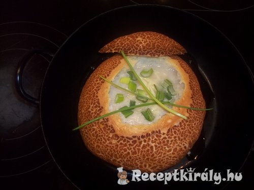 Pezsgős spárga-újhagyma krémleves cipóban