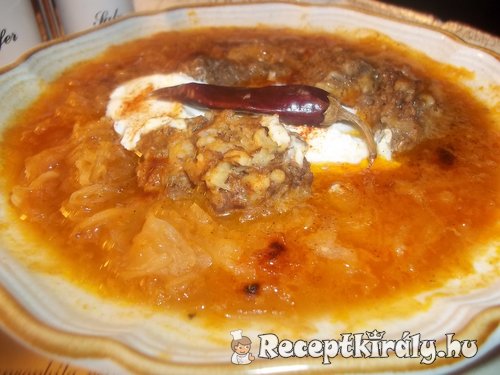 Vörösboros lucskos káposzta húsgombóccal