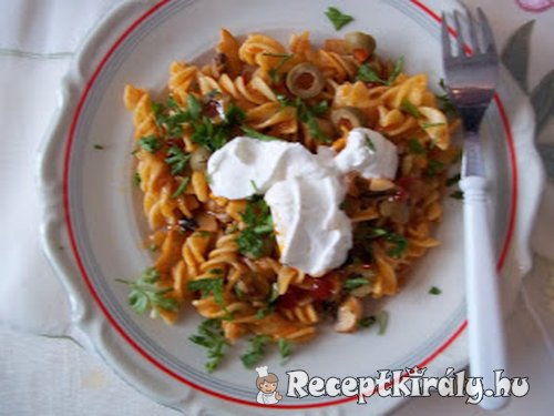 Gombás tészta olívabogyóval, chilivel
