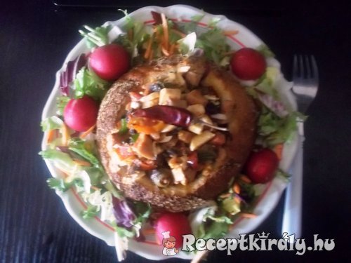 Sajtos, pizzasonkás, zöldséges ragúval töltött cipó