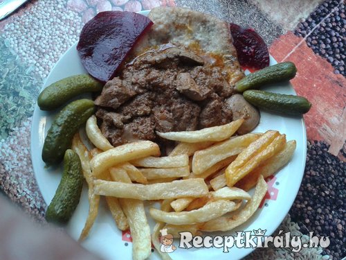 Sült hús resztelt májjal, sült hasáb burgonyával