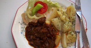 Vörösboros birkapörkölt sós krumplival