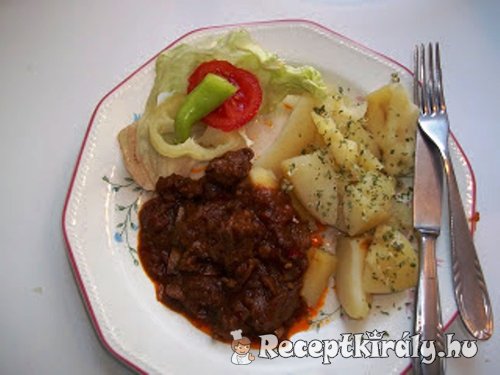 Vörösboros birkapörkölt sós krumplival