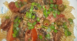 Fusilli tészta gombapörkölttel, kolbásszal