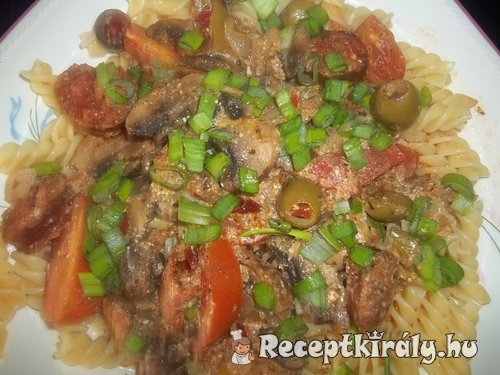 Fusilli tészta gombapörkölttel, kolbásszal