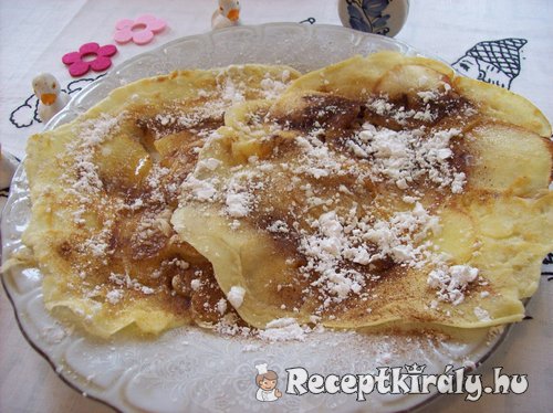 Palacsinta alma darabokkal, fahéjas porcukorral