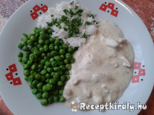 Tejszínes csirkecsíkok, párolt borsó, és rizsköret