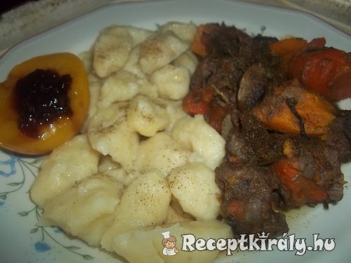 Vörösboros gombás zöldséges vaddisznóragu gnocchival