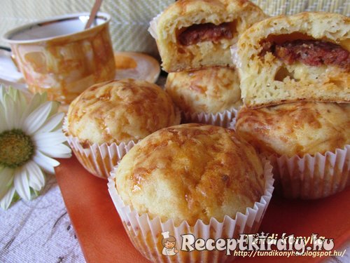 Sajtos-kolbászos muffin