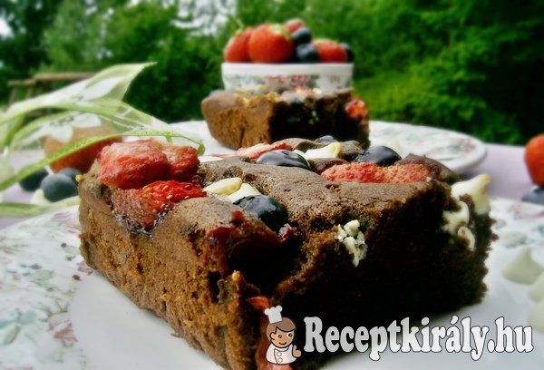 Áfonyás-epres fehércsokis brownie