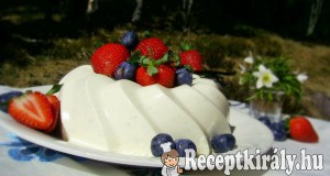 Joghurtos vaníliás-rózsavizes panna cotta
