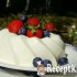 Joghurtos vaníliás-rózsavizes panna cotta