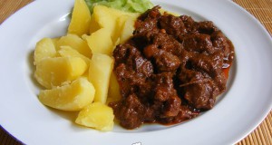 Vörösboros vaddisznópörkölt