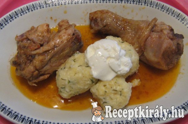 Csirkepörkölt kapros túrógombóccal