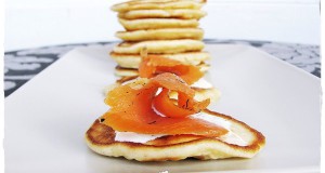 Blini kapros tejföllel és pácolt füstölt lazaccal
