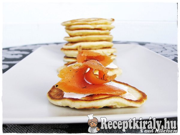 Blini kapros tejföllel és pácolt füstölt lazaccal