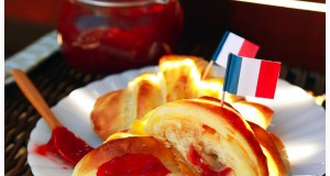 Croissant lekvárral töltve
