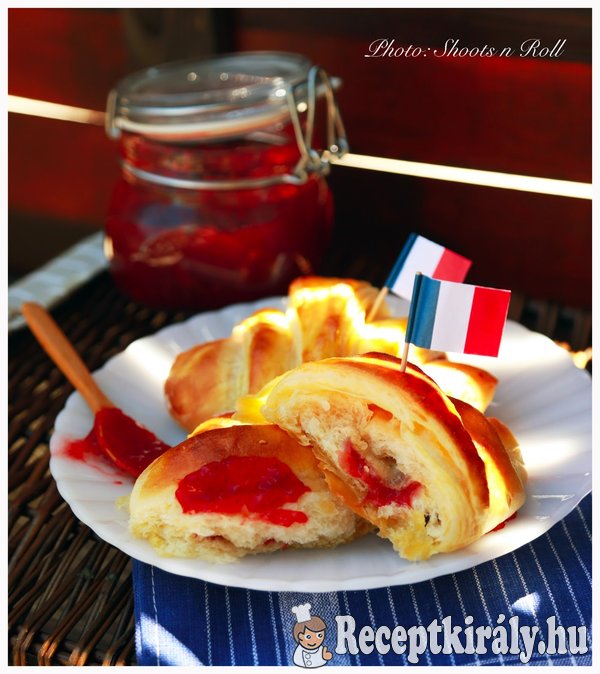 Croissant lekvárral töltve
