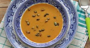 Birsalmás sütőtök-krémleves pörkölt tökmaggal