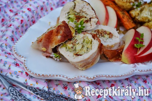 Göngyölt csirkemell zsályás alma-bacon töltelékkel - paleo