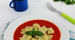 Bazsalikomos gnocchi zelleres paradicsomszósszal