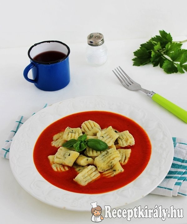 Bazsalikomos gnocchi zelleres paradicsomszósszal