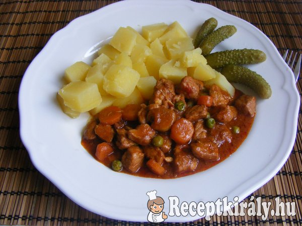 Vörösboros-zöldséges sertéspörkölt