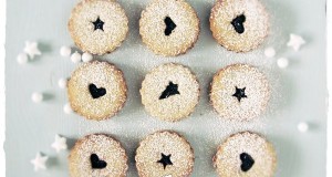 Mogyorós linzer cseresznyelekvárral