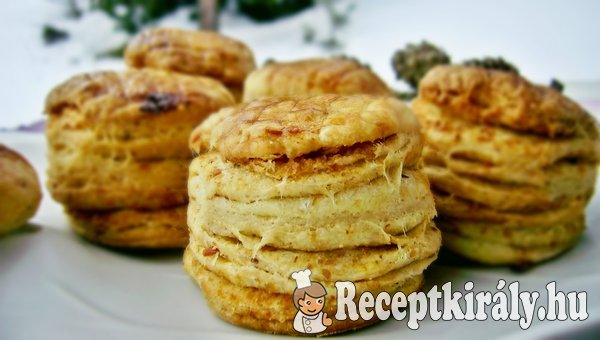 Töpörtyűs juhtúrós hajtogatott pogácsa