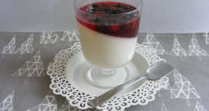 Kókuszos panna cotta, erdei gyümölcs zselével
