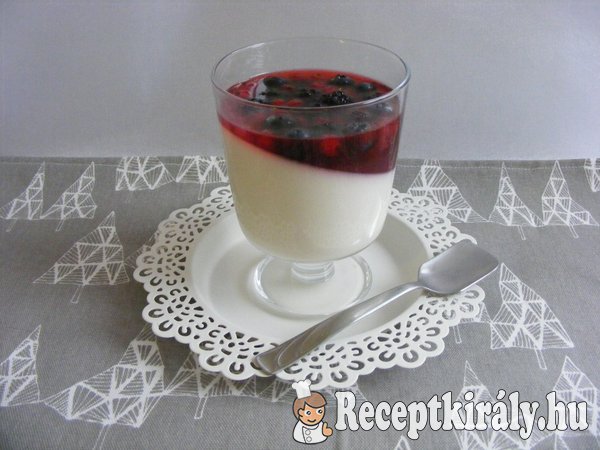 Kókuszos panna cotta, erdei gyümölcs zselével