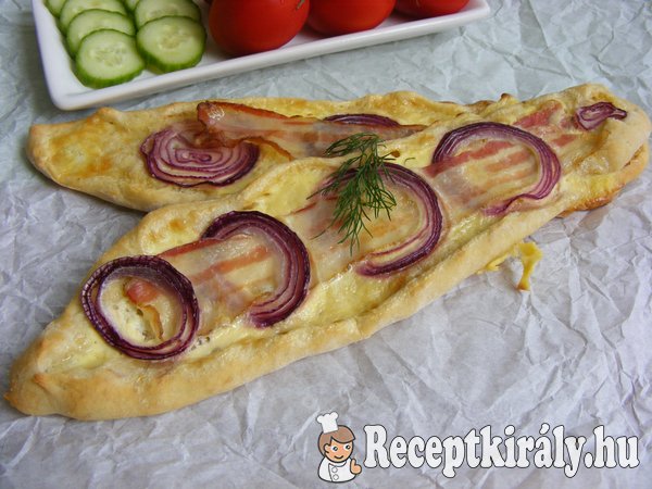 Baconos-lilahagymás csónakok