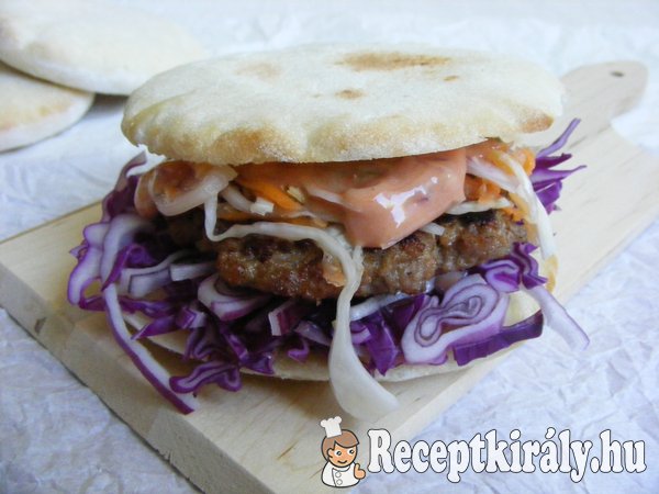 Sertés burger pitában