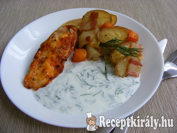 Zöldségeken sült csirkemell, kapros-fokhagymás joghurttal