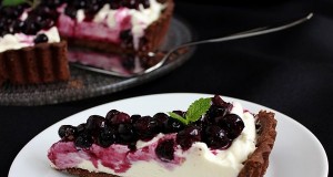 Áfonyás-csokoládékrémes pitetorta