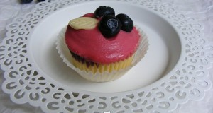 Áfonyás-fehércsokis cupcake