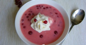 Joghurtos ribizli krémleves