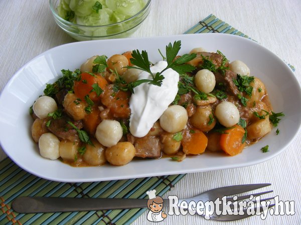 Vörösboros marharagu, tésztagombóccal