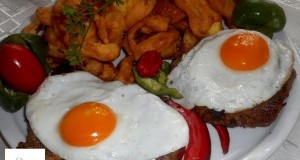 Mustáros tarja tükörtojással, burgonyaforgács körettel