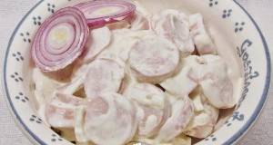 Tejfölös, lila hagymás virslisaláta