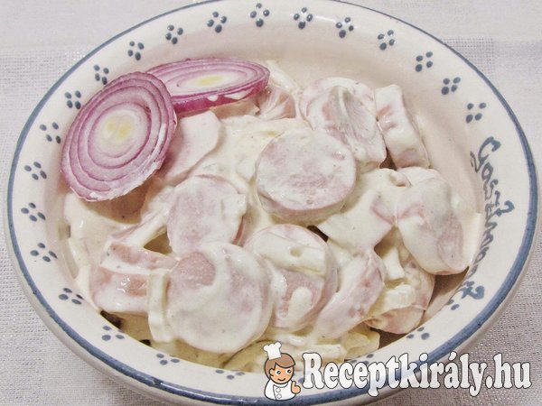 Tejfölös, lila hagymás virslisaláta