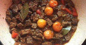 Marhapörkölt meggylekvárral