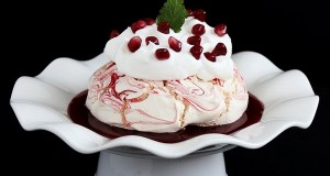 Mini Pavlova gránátalmával, tejszínhabbal